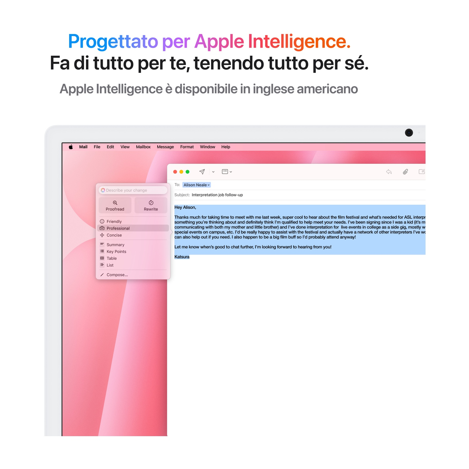 Uno schermo di laptop con una bozza di email. Il testo è in italiano. Lo sfondo è rosa chiaro.