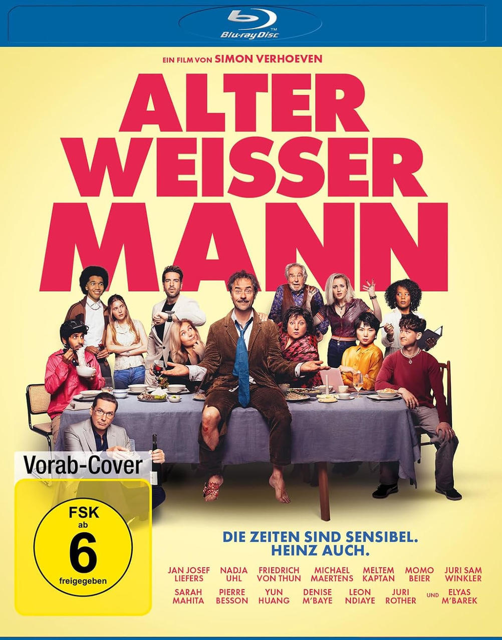 Filmcover: "Alter Weisser Mann". Eine Gruppe von Leuten an einem Tisch. Text und eine Bewertung befinden sich auf dem Cover.