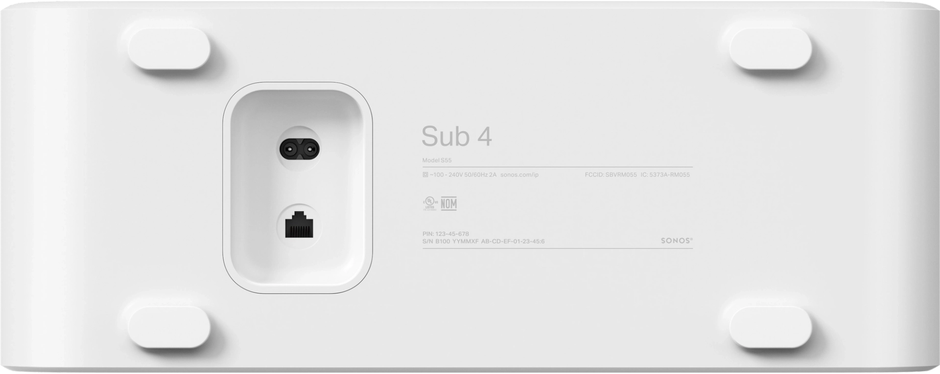 Fehér Sonos Sub 4, alsó nézet. Táp- és hálózati portok, modellinformációk és fehér lábak láthatók.