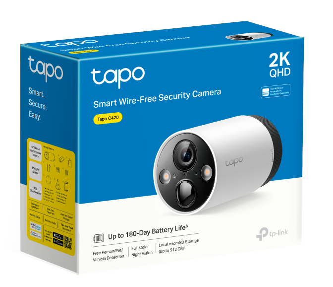 Biała kamera bezpieczeństwa Tapo w pudełku. Pudełko pokazuje obraz i funkcje kamery. 2K QHD, inteligentna.
