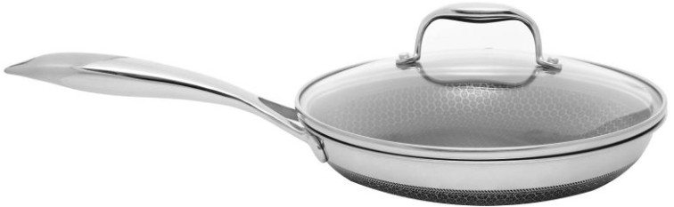 Patelnia ze stali nierdzewnej z długim uchwytem i szklaną pokrywką.