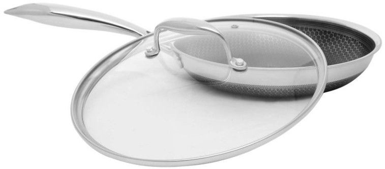 Srebrna patelnia ze szklaną pokrywką, na białym tle.