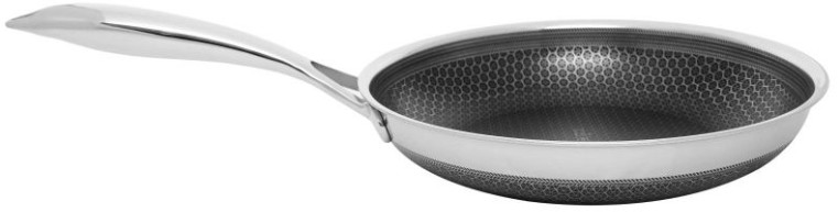Błyszcząca srebrna patelnia z długim uchwytem na białym tle.