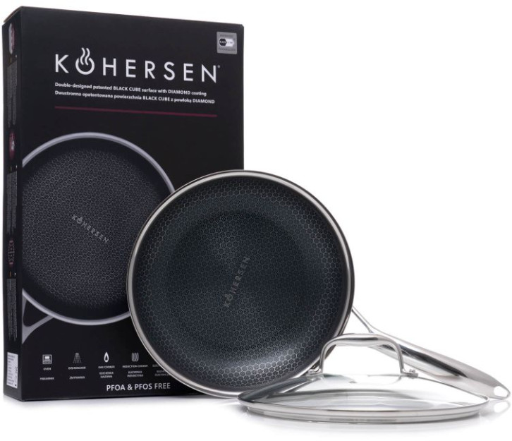 Patelnia z pokrywką i pudełkiem. Patelnia ma czarną powierzchnię o wzorze plastra miodu.