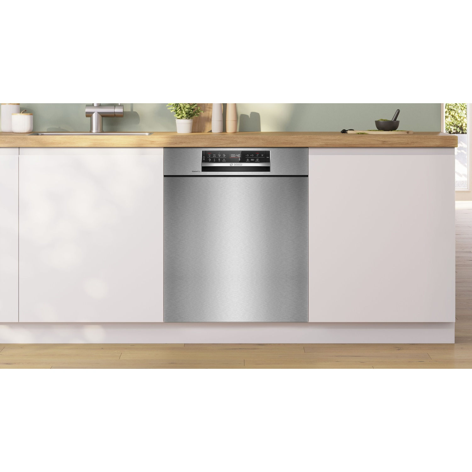 Una lavastoviglie in acciaio inossidabile è installata in un mobile da cucina bianco.