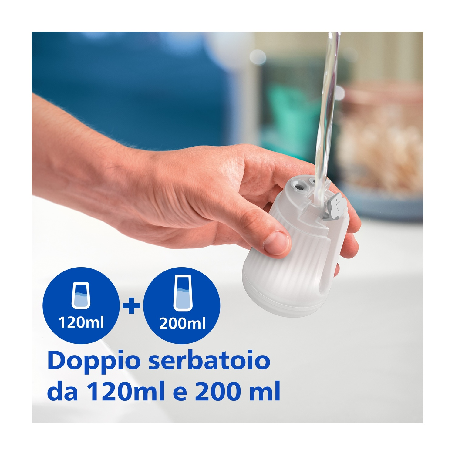 Una persona versa acqua in un piccolo contenitore bianco, con testo e icone.