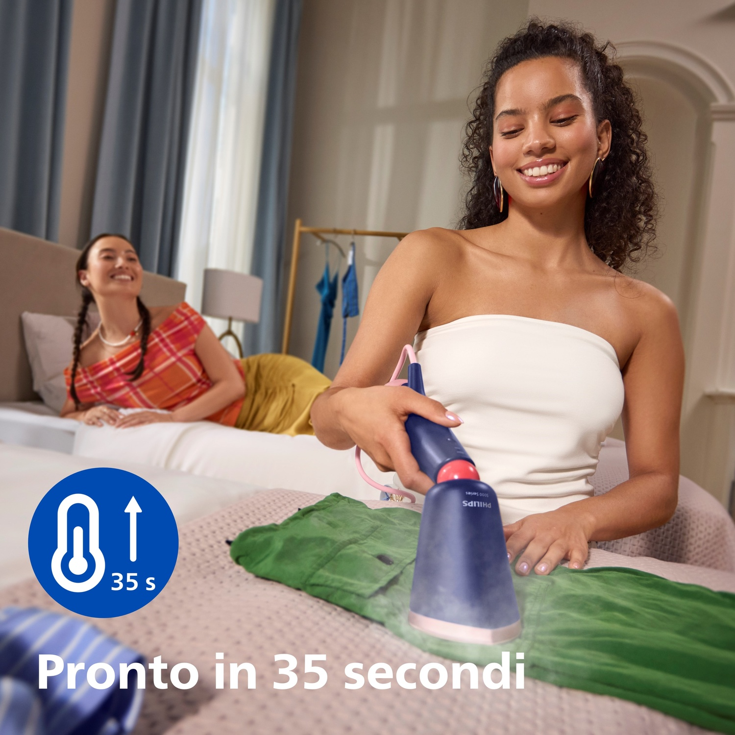 Donna che stira abiti con vaporizzatore. Testo indica pronto in 35 secondi.