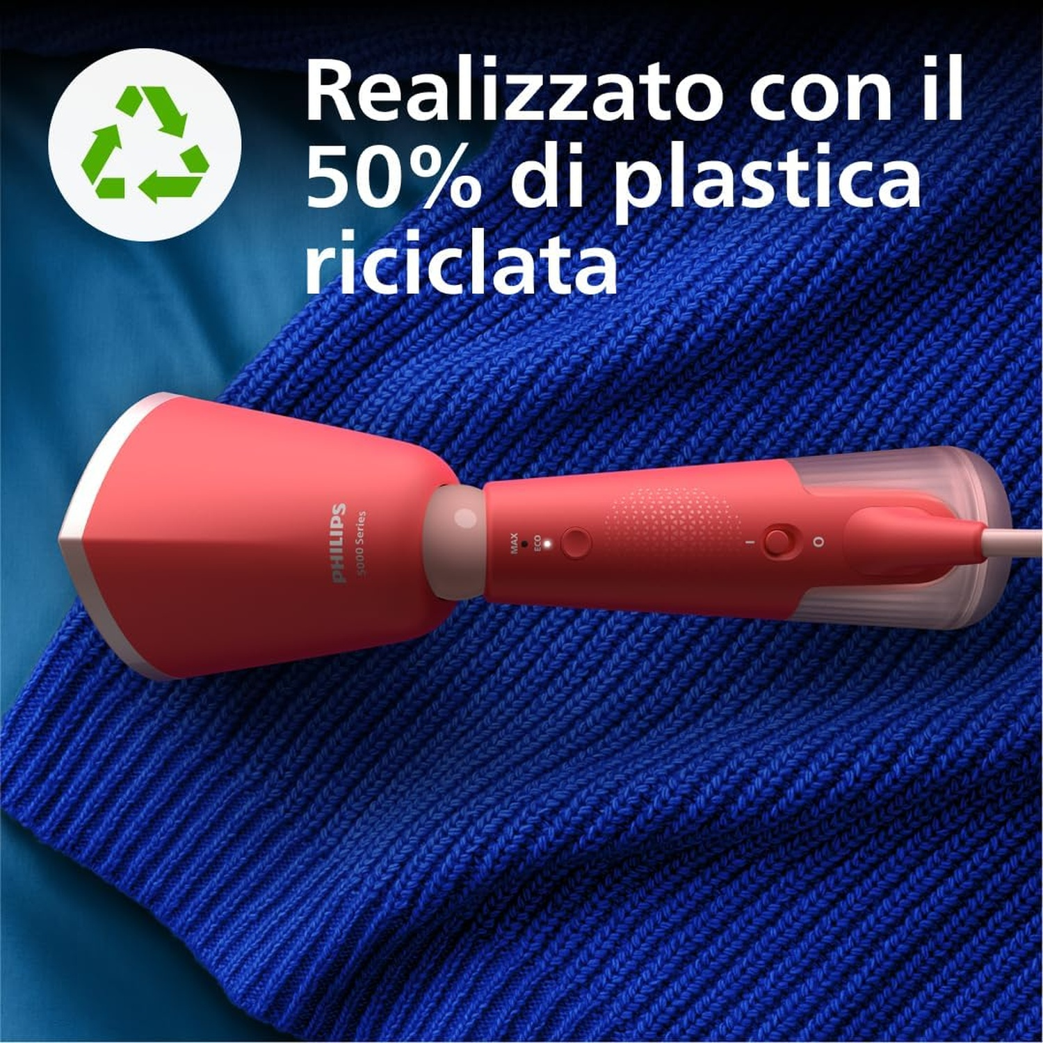 Vaporiera Philips rossa e bianca su tessuto blu, con testo sulla plastica riciclata.