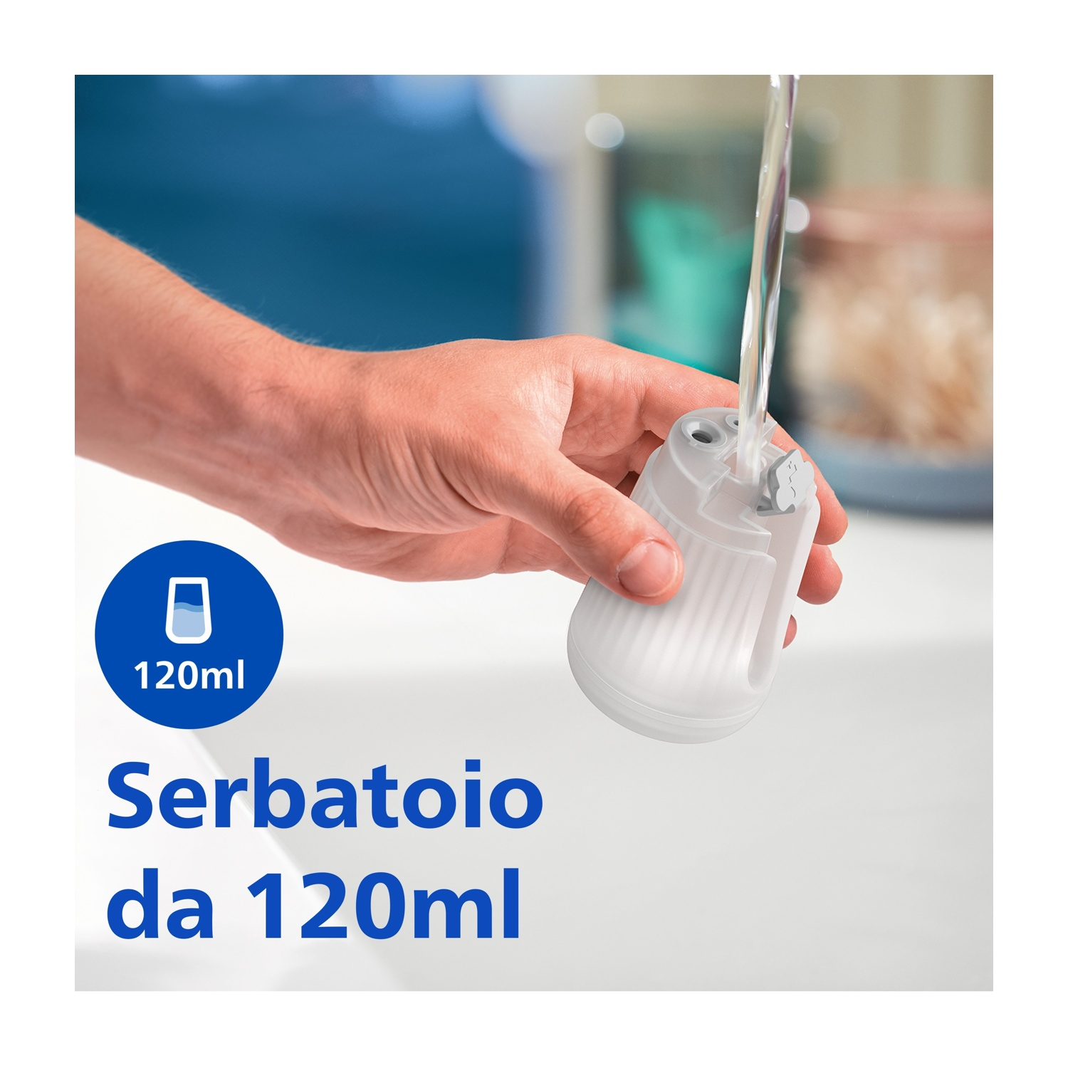 Mano che riempie un contenitore trasparente con acqua dal rubinetto. Testo indica capacità di 120 ml.