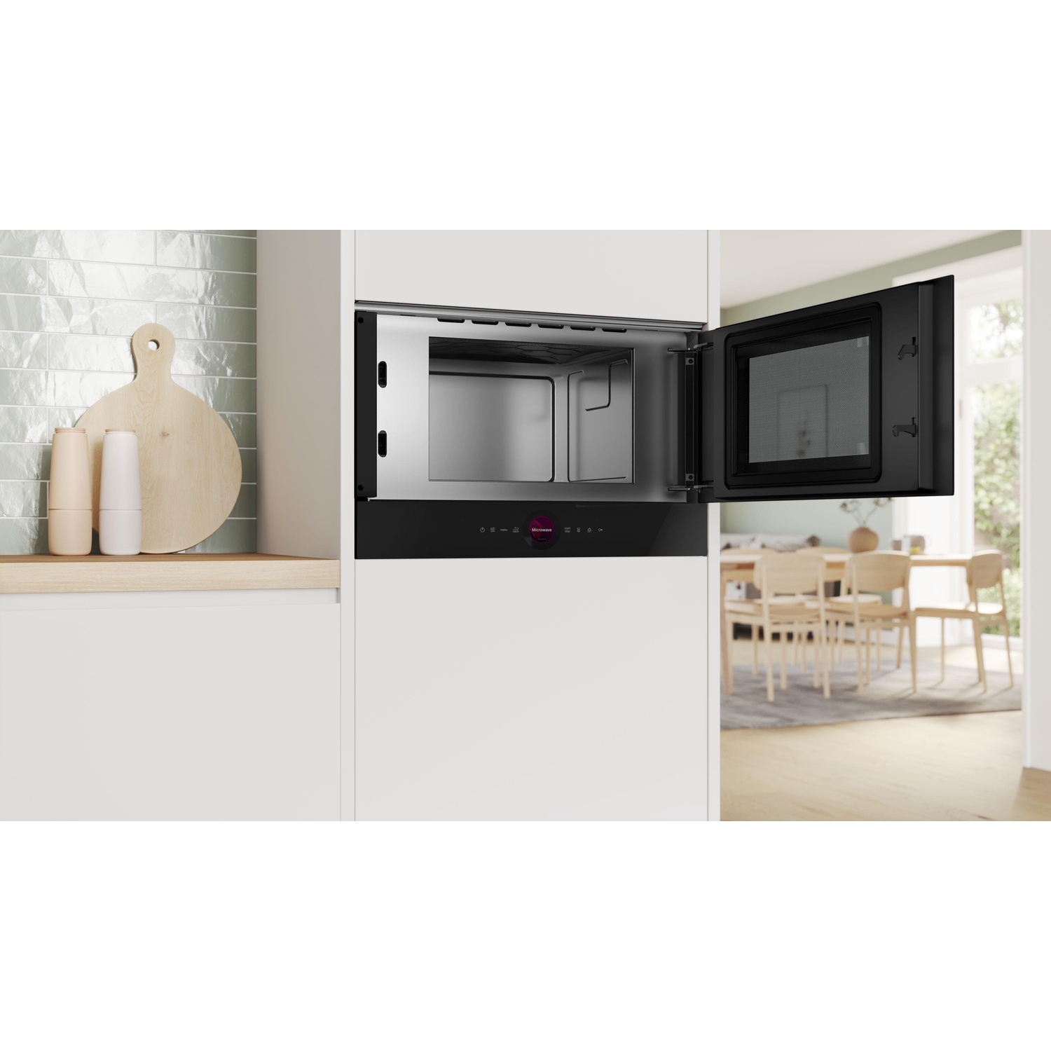 Forno a microonde nero integrato con porta aperta, in una cucina moderna.