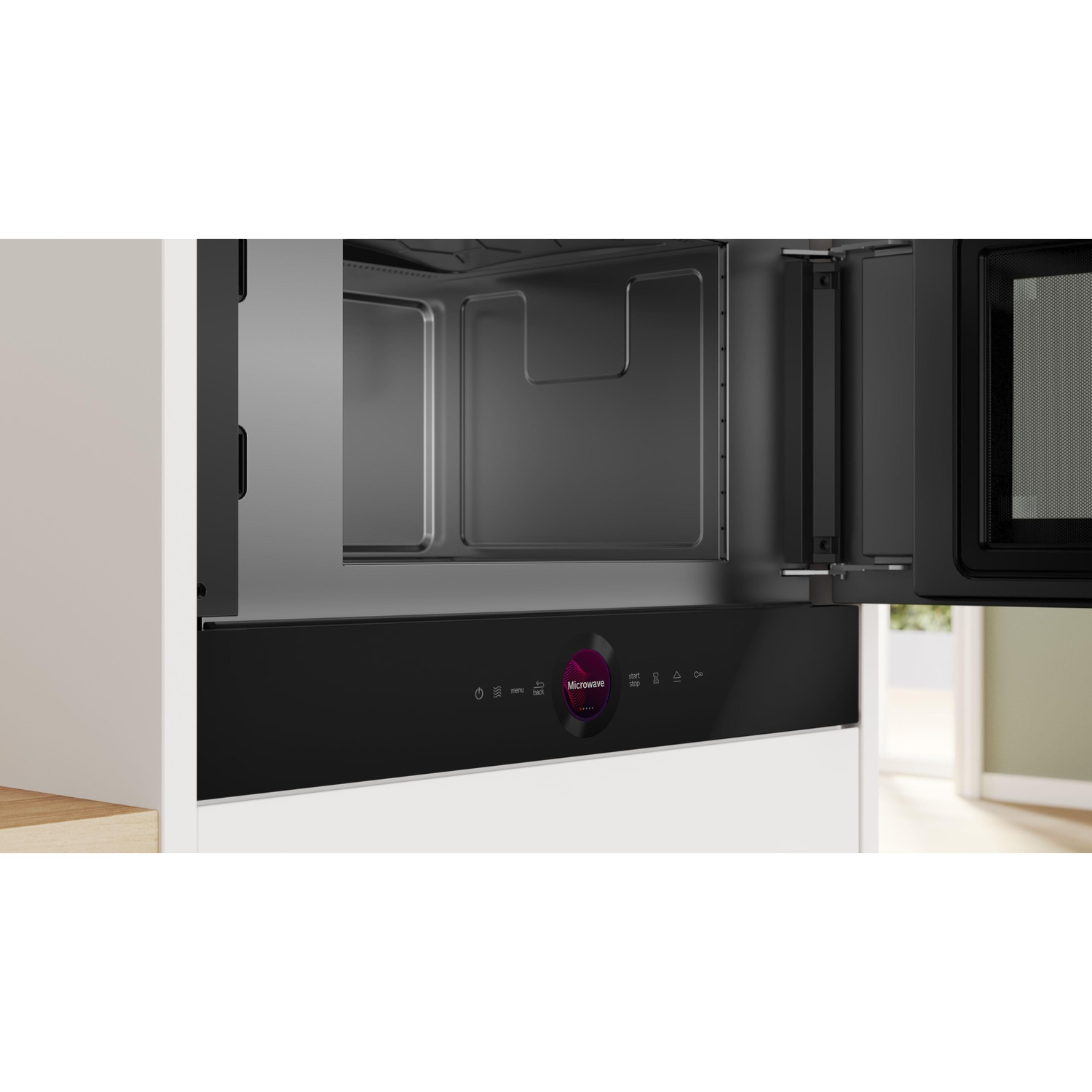 Interno del forno a microonde e pannello di controllo. Schema di colori nero e argento. Porta aperta.