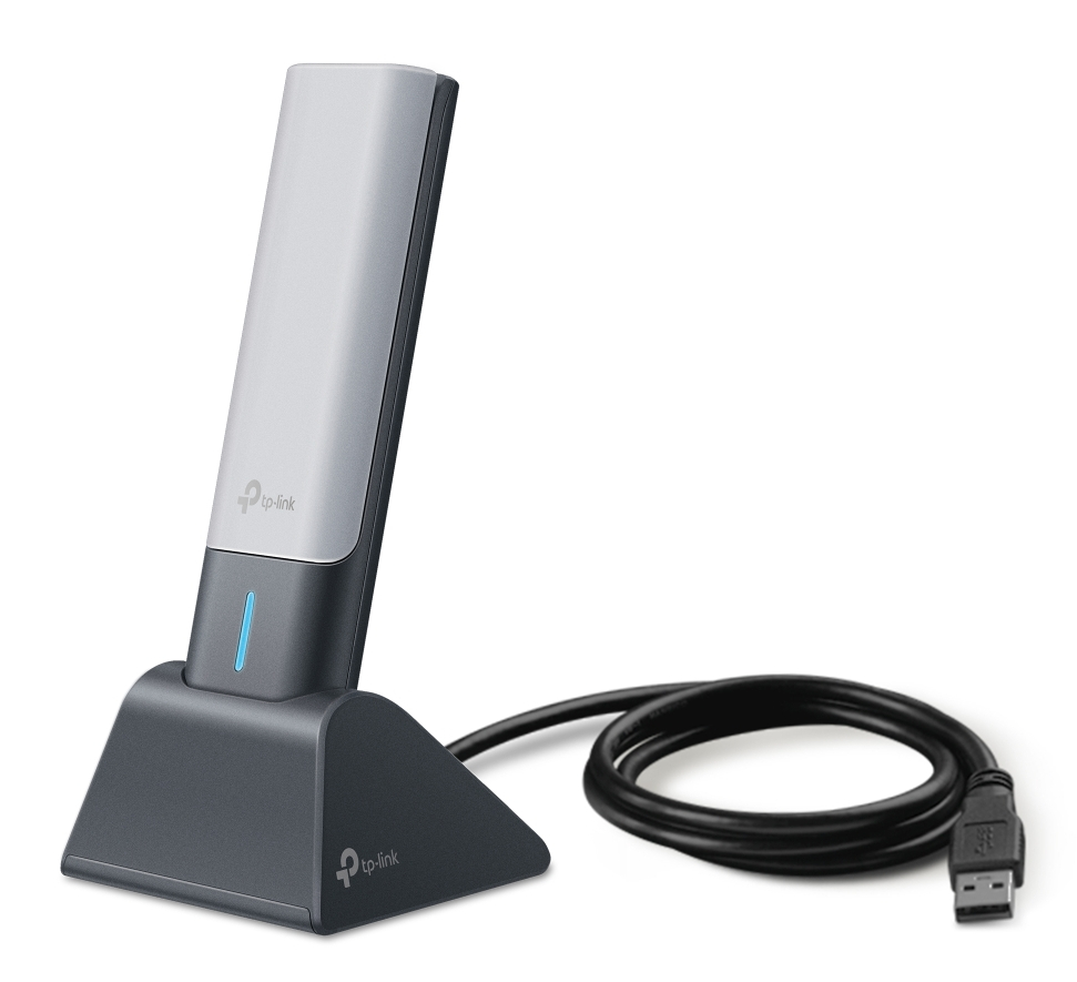 Adapter sieciowy USB TP-Link na podstawce. Kolory czarny i szary. Białe tło.