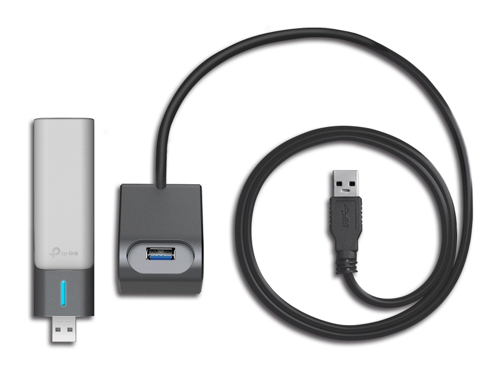 Hub USB z trzema elementami: adapter USB, hub z portem i kabel USB.