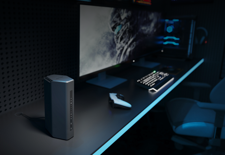 Gaming-Setup mit Monitor, PC, Tastatur, Maus und Router. Dunkler Raum mit blauer Beleuchtung auf dem Schreibtisch.
