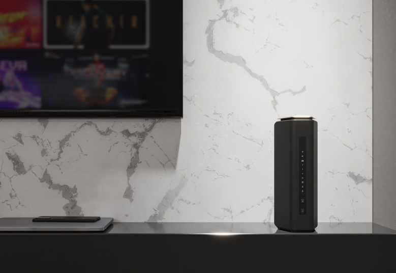 Schwarzes Modem auf schwarzer Oberfläche. TV und Marmorwand im Hintergrund. Weißer Hg.