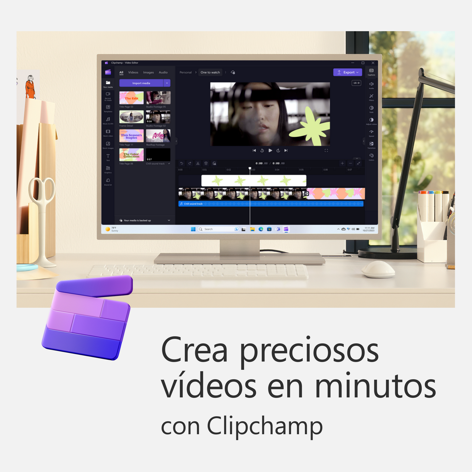 Un monitor de ordenador muestra una interfaz de edición de vídeo. Debajo, el logo púrpura de Clipchamp con el texto 'Crea vídeos'.