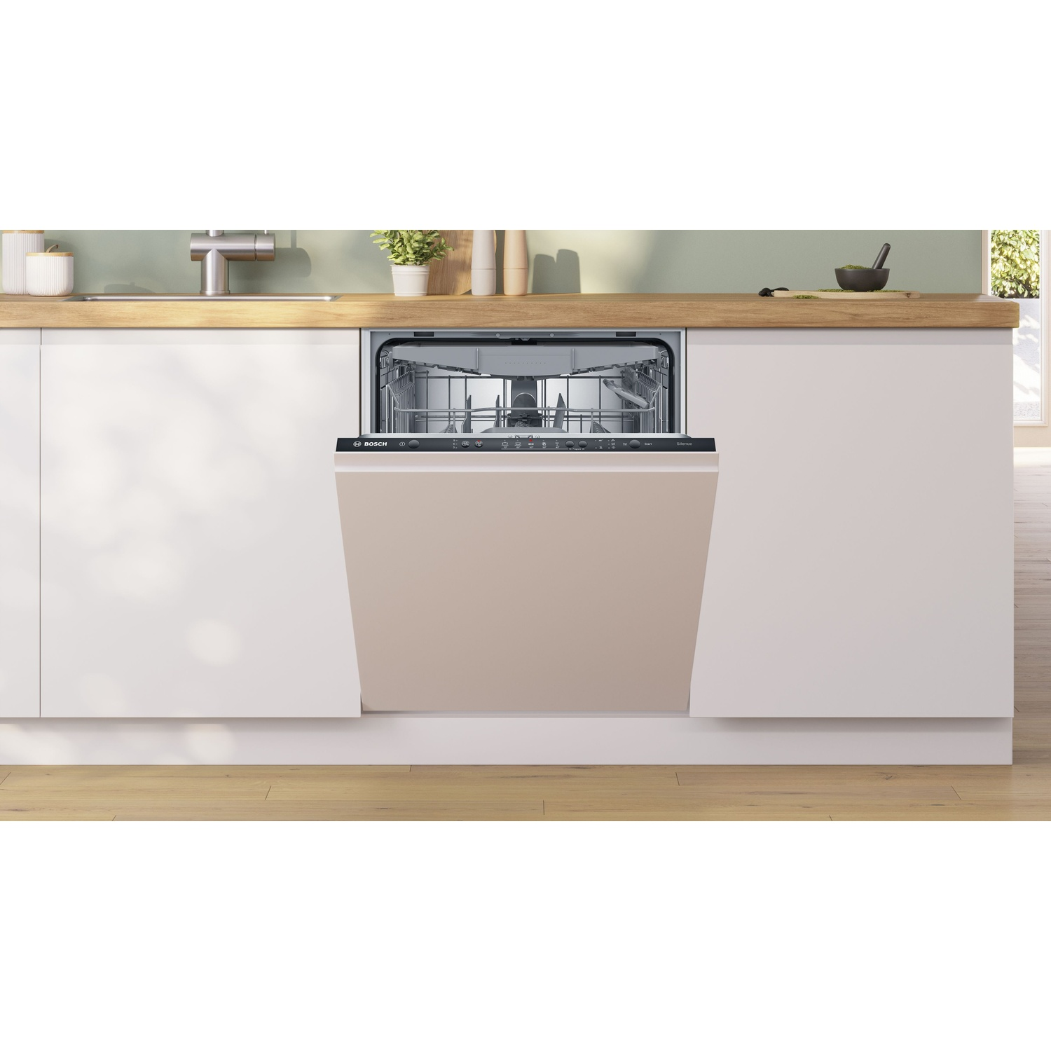 Una lavastoviglie con la porta aperta, installata in un mobile da cucina.