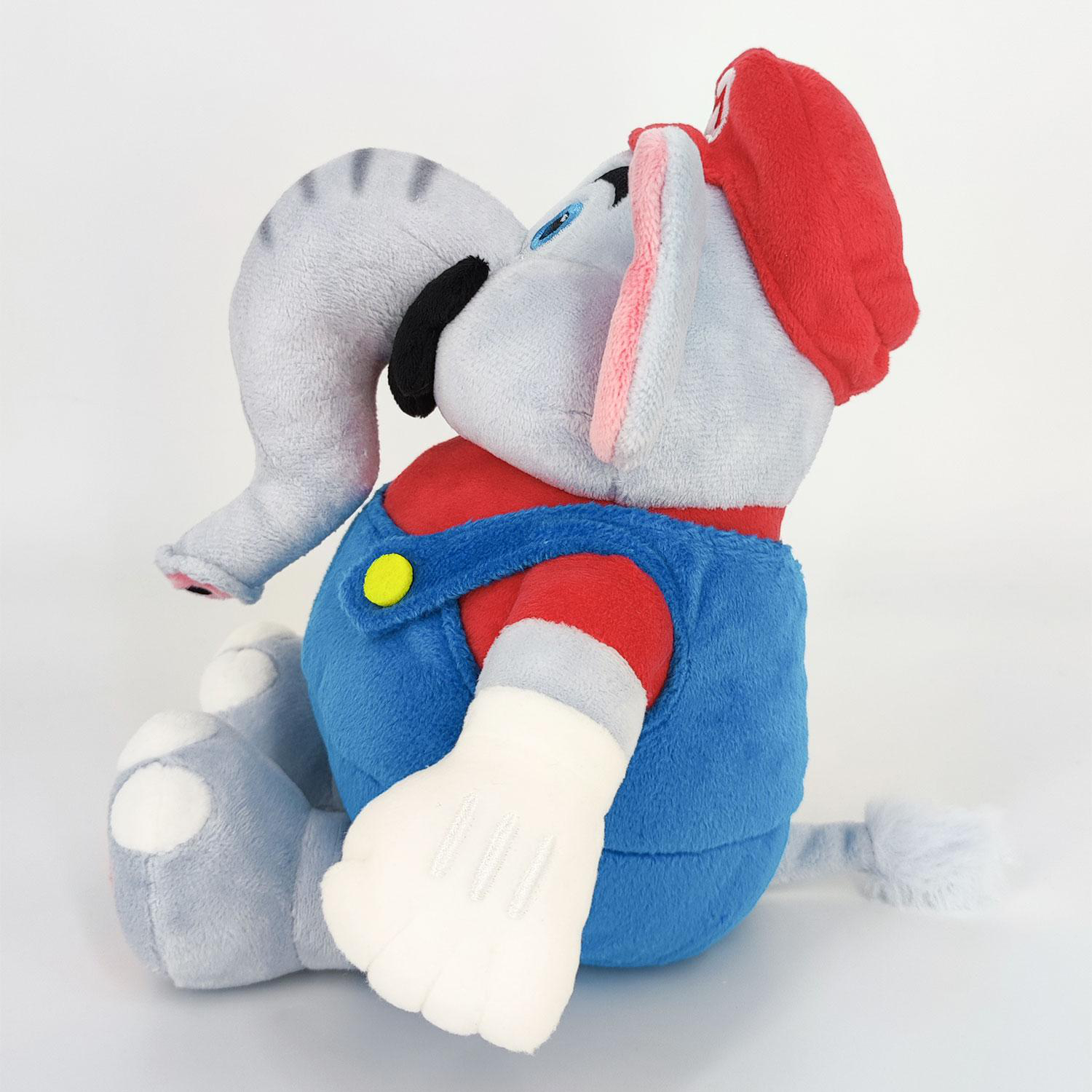 Elefanten-Spielzeug im Mario-Anzug, roter Hut, blaue Latzhose, weißer Hintergrund.