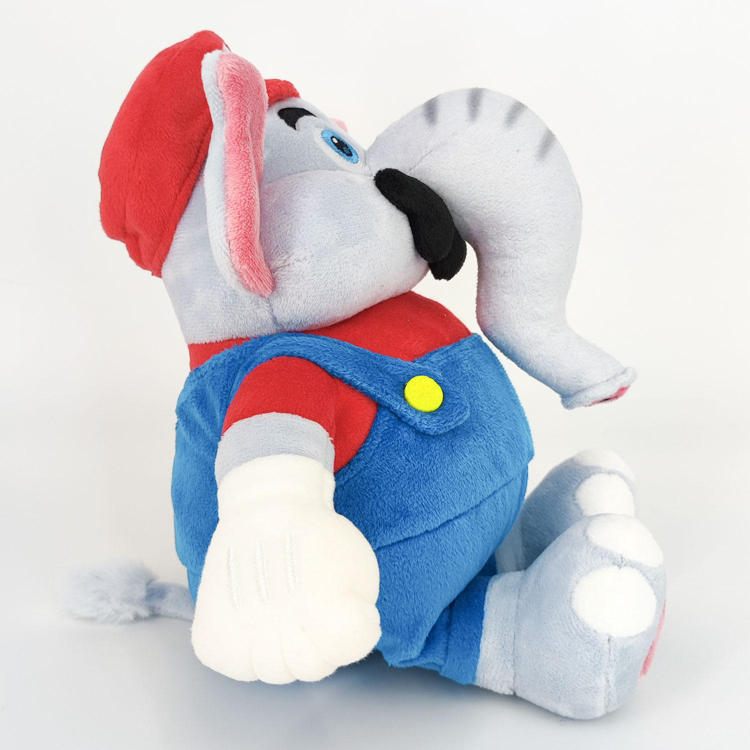 Buntes Plüsch-Elefanten-Spielzeug, das als Comicfigur gekleidet ist, weißer Hintergrund.