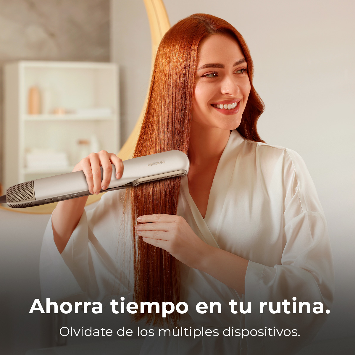 Mujer usando una plancha de pelo. Lleva una bata blanca, sonriendo. Texto en español.