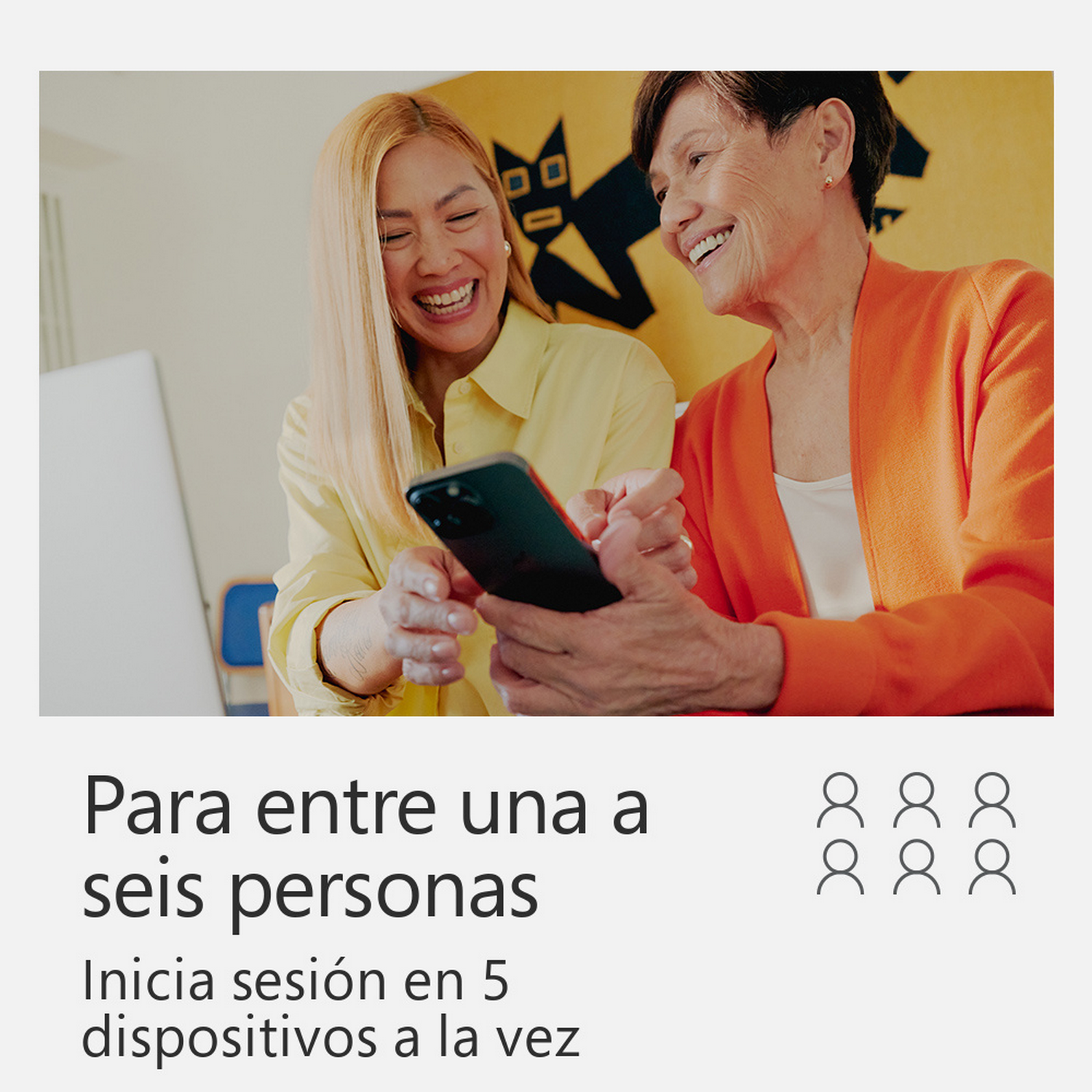 Dos mujeres sonriendo a un teléfono. Texto abajo sobre el número de usuarios.