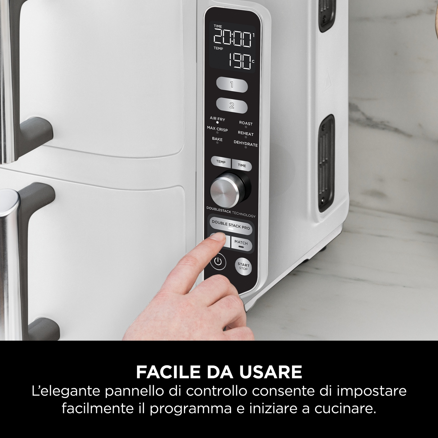 Mano di una persona che preme un pulsante sulla friggitrice ad aria.