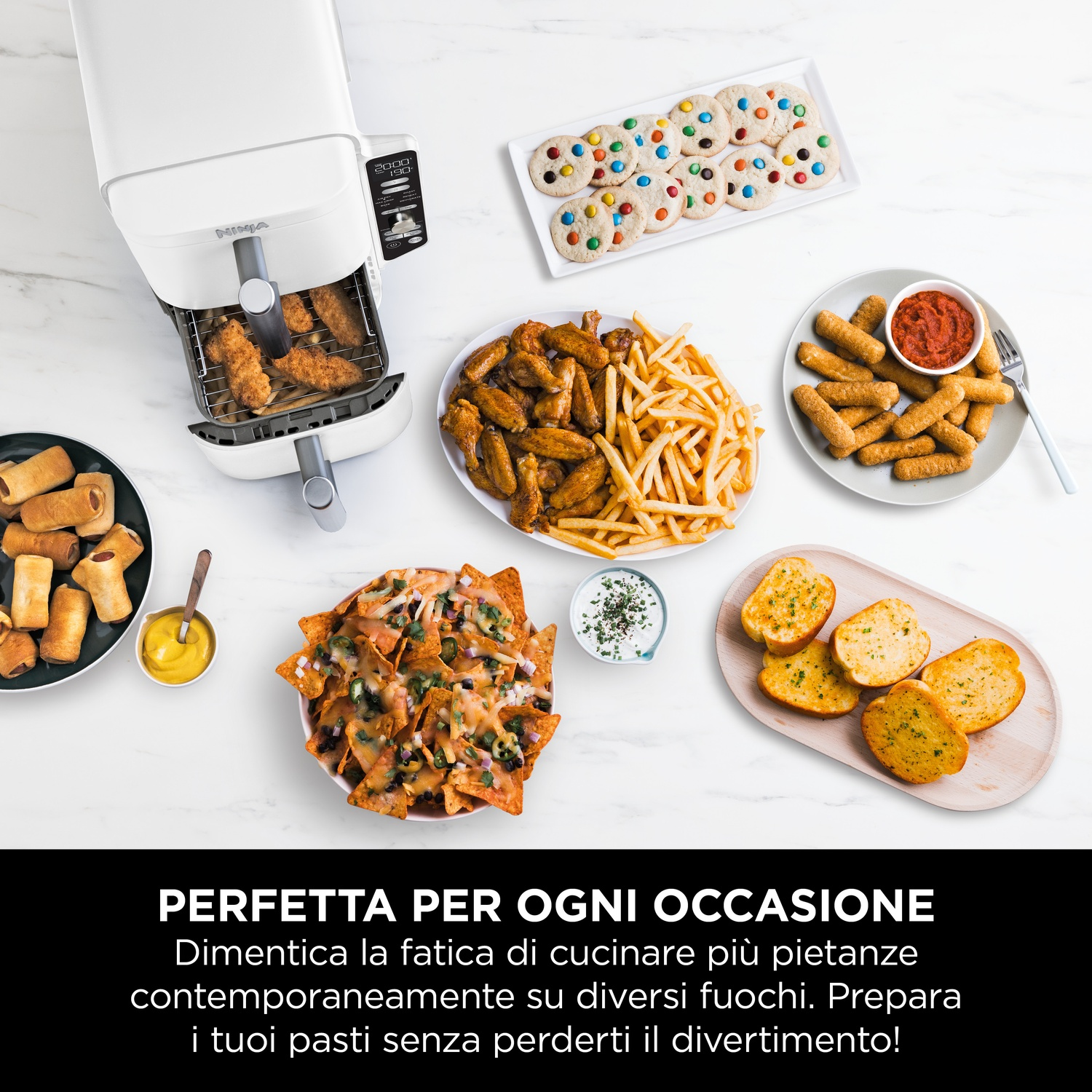 Friggitrice ad aria con vari cibi cotti: pollo, patatine fritte, nachos, involtini e altro.