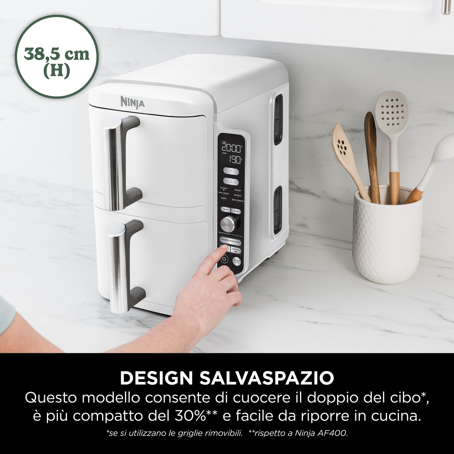 Friggitrice ad aria Ninja bianca, mano che tocca il pannello di controllo, testo sotto.
