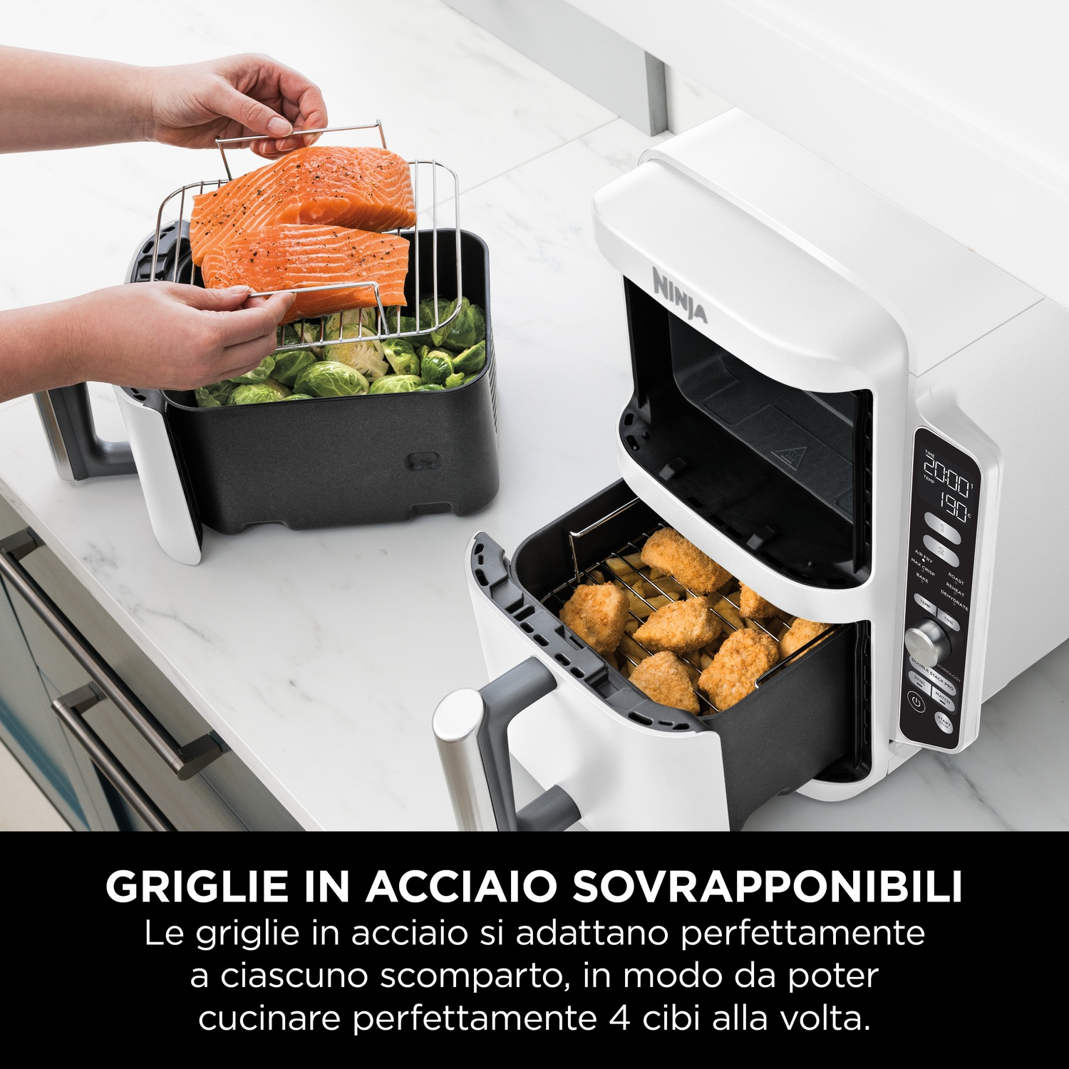 Friggitrice ad aria con cibo all'interno e un altro vassoio di cibo accanto. La friggitrice è bianca e ha controlli digitali.