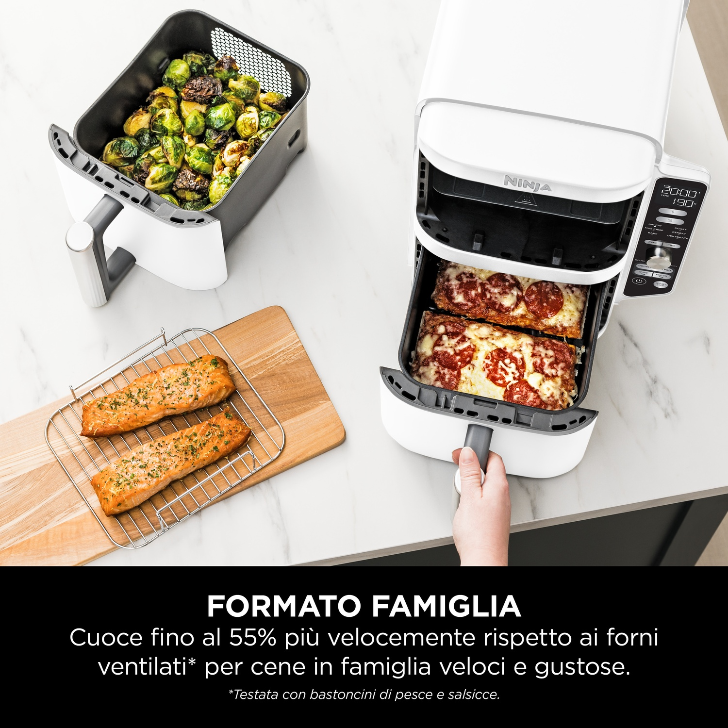 Friggitrice ad aria Ninja bianca con cibo all'interno e su tagliere, testo: FORMATO FAMIGLIA, 55% più veloce.