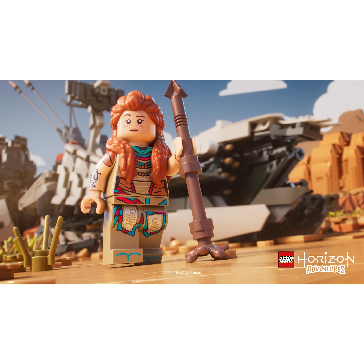 Lego Aloy figuur met een speer, in een Horizon Adventures scène. Achtergrond met een machine.