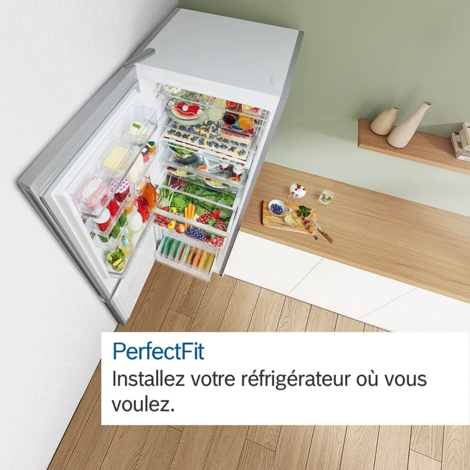 Réfrigérateur ouvert rempli d'aliments, avec texte PerfectFit en français sur la porte.