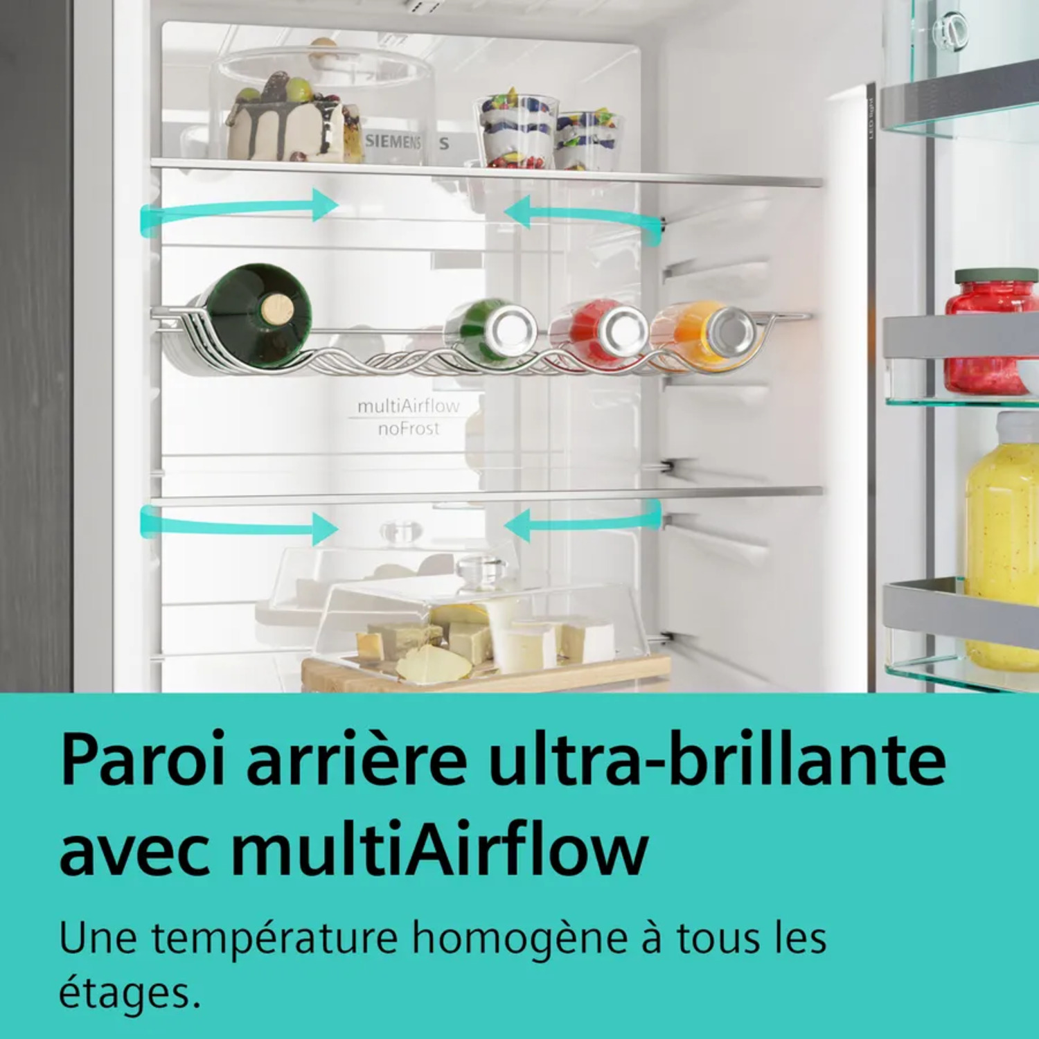 À l'intérieur d'un réfrigérateur avec des étagères transparentes. Des aliments et des bouteilles sont visibles. Des flèches bleues pointent vers les étagères.