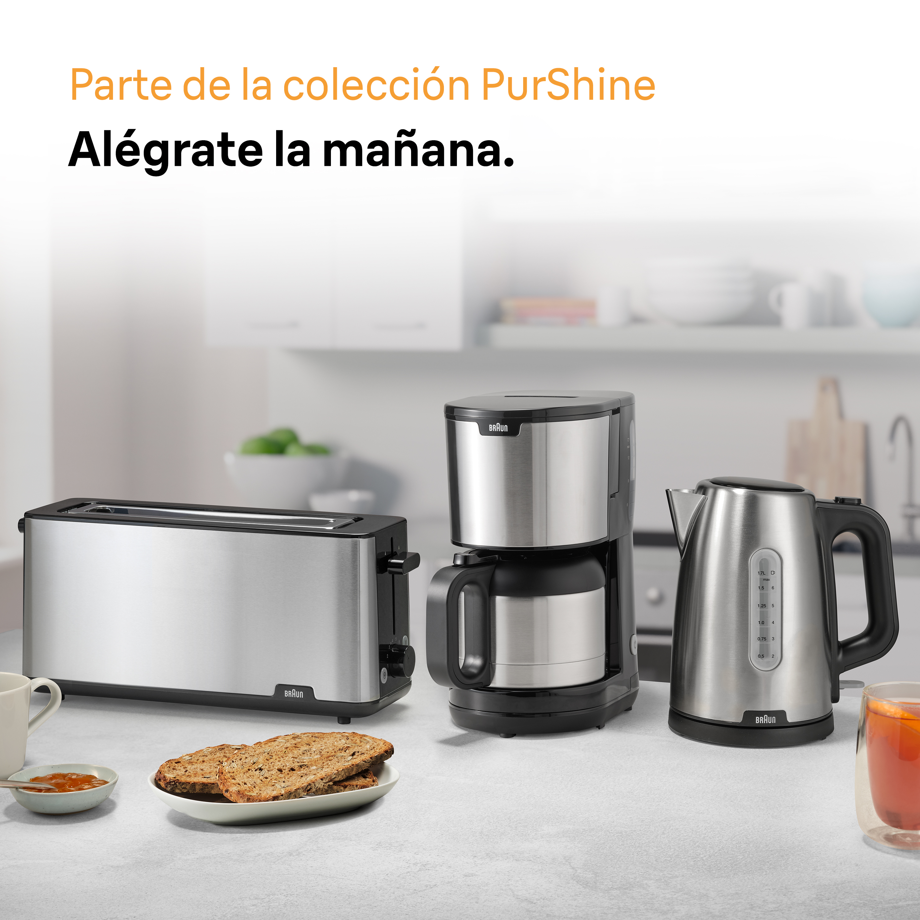 Electrodomésticos de cocina: tostadora, cafetera y hervidor, todos plateados y negros. Fondo blanco.
