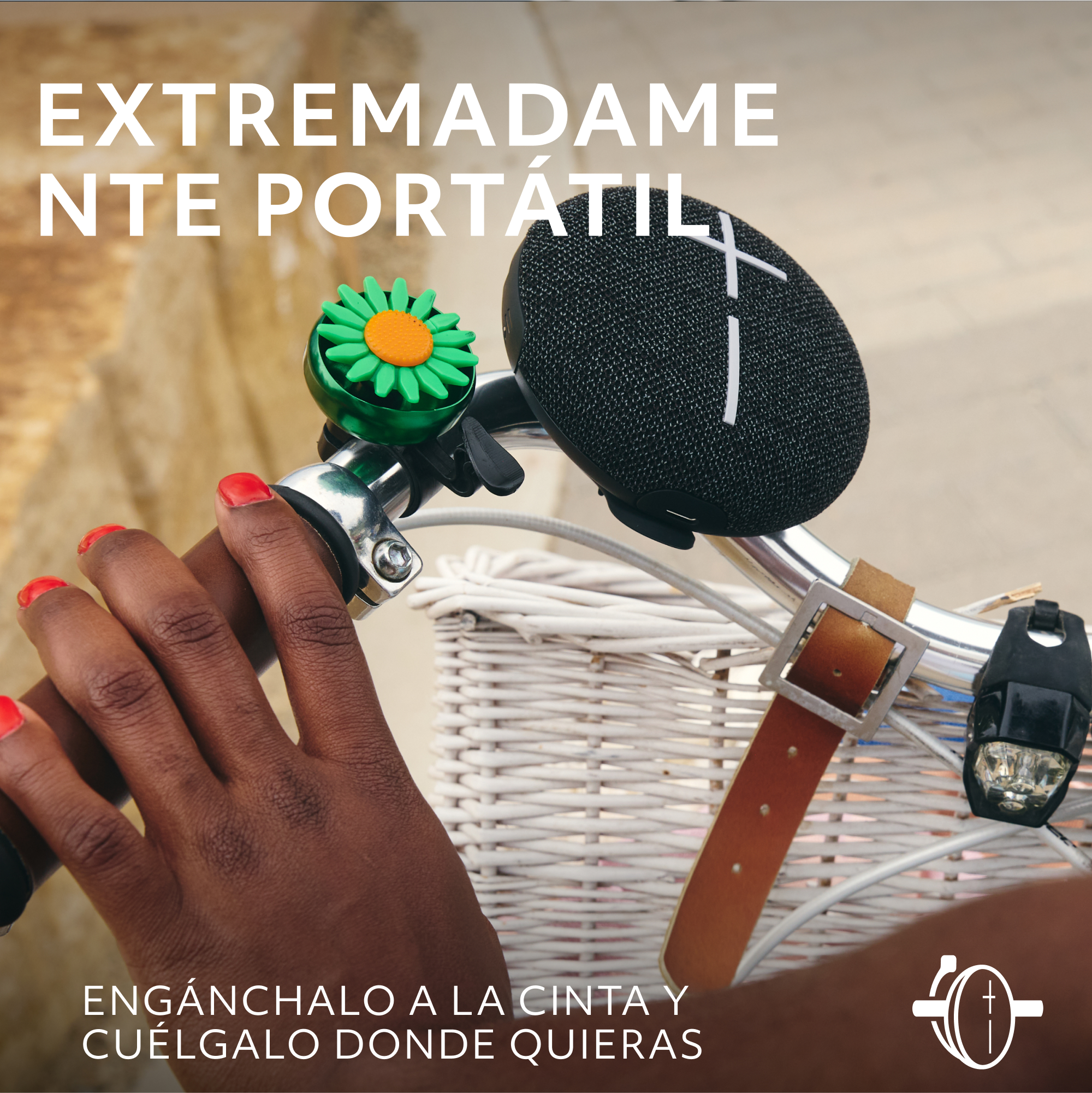 Manos en un manillar de bicicleta con una campana verde y un altavoz negro. El texto dice 'extremadamente portátil'.