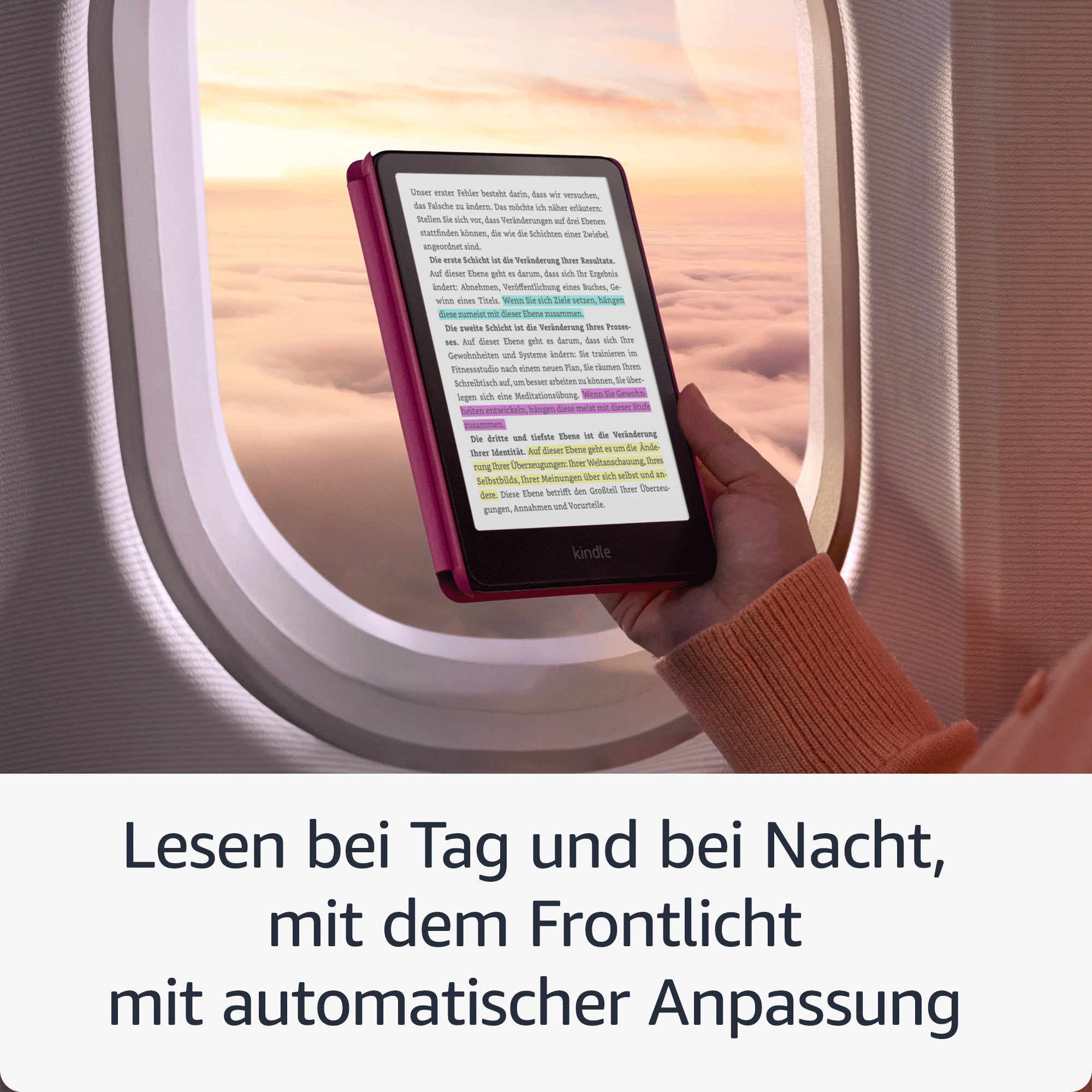 Die Hand einer Person hält ein pinkfarbenes Kindle vor einem Fenster mit Wolken. Der Text auf dem Bildschirm ist markiert.