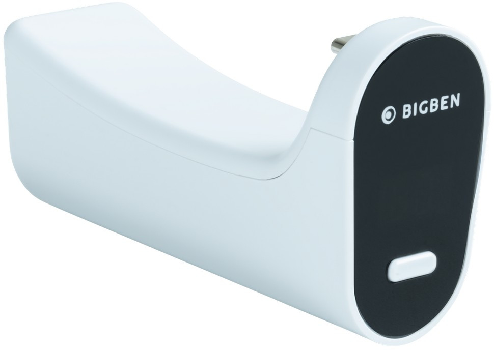 Egy fehér Bigben hálózati adapter fekete előlappal. Van rajta egy dugó és egy kis gomb.