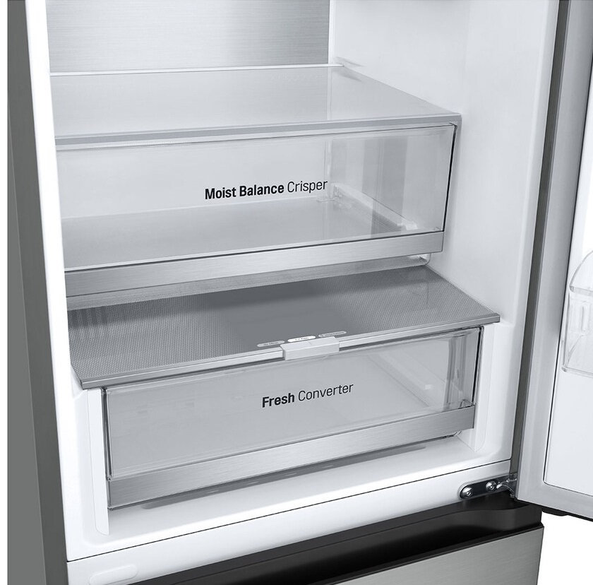 Zbliżenie wnętrza lodówki. Widoczne są dwie przezroczyste szuflady, oznaczone jako 'Moist Balance Crisper' i 'Fresh Converter'.