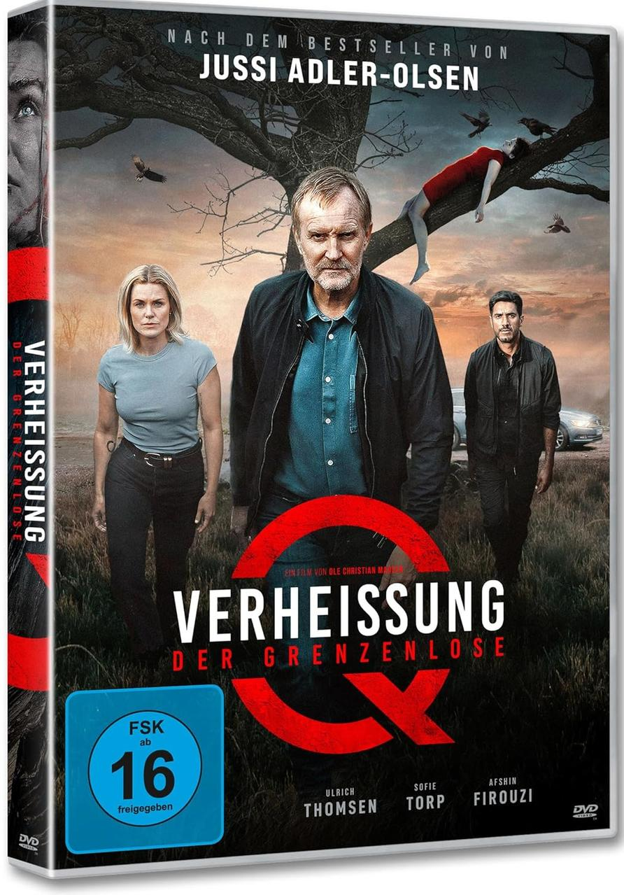 Eine Person arbeitet an einem Desktop-Computer. Es gibt mehrere Objekte auf dem Schreibtisch.