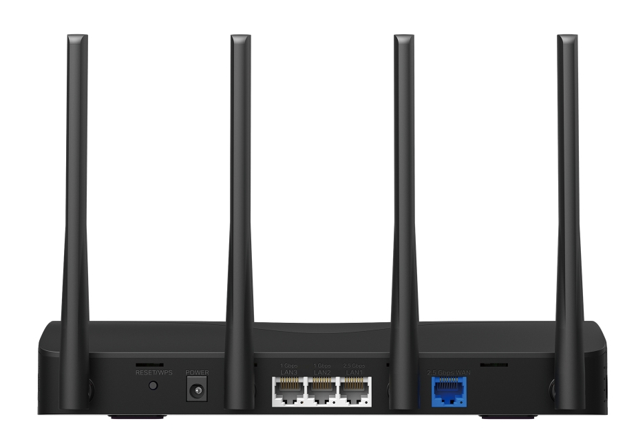 Czarny router z 4 antenami. Posiada porty do połączeń internetowych i LAN. Router jest na białym tle.