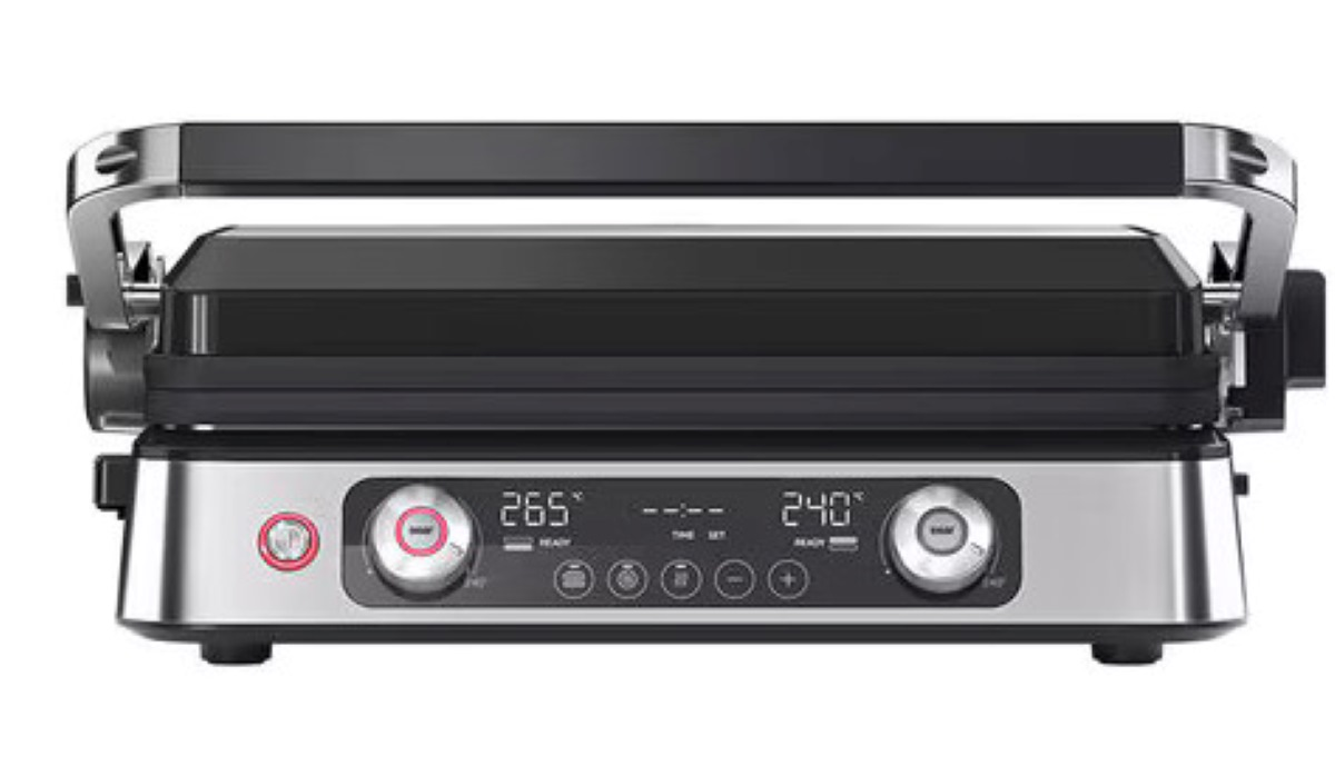 Srebrno-czarny grill na blacie z wyświetlaczami cyfrowymi i pokrętłami.