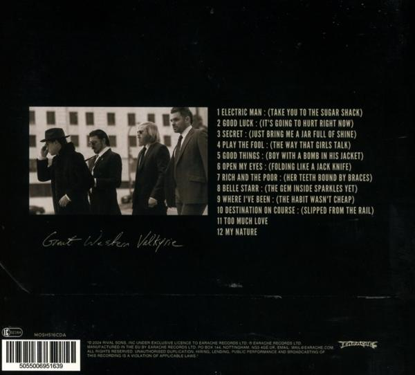 Albumcover mit Band in Anzügen, Songliste und Text auf schwarzem Hintergrund.