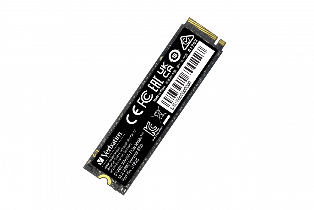 Siyah bir yüzeyde etiketleri olan SSD sürücü. Metin ve seri numaraları görünür.