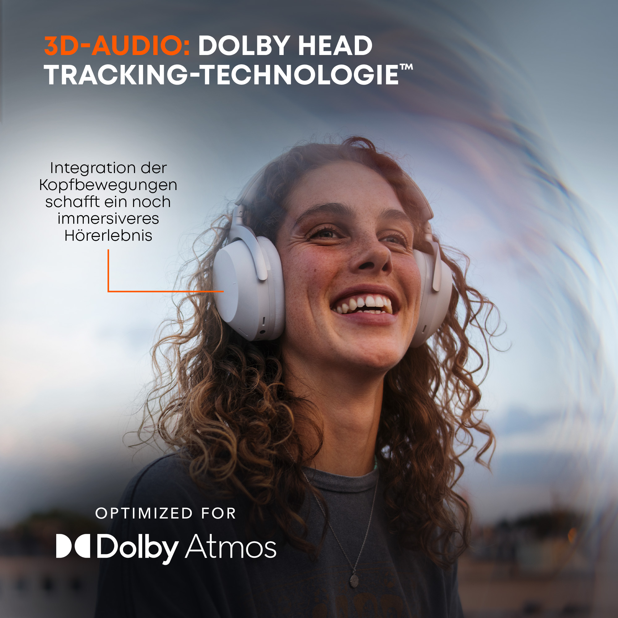 Frau mit Kopfhörern lächelt. Dolby Atmos Logo unten.