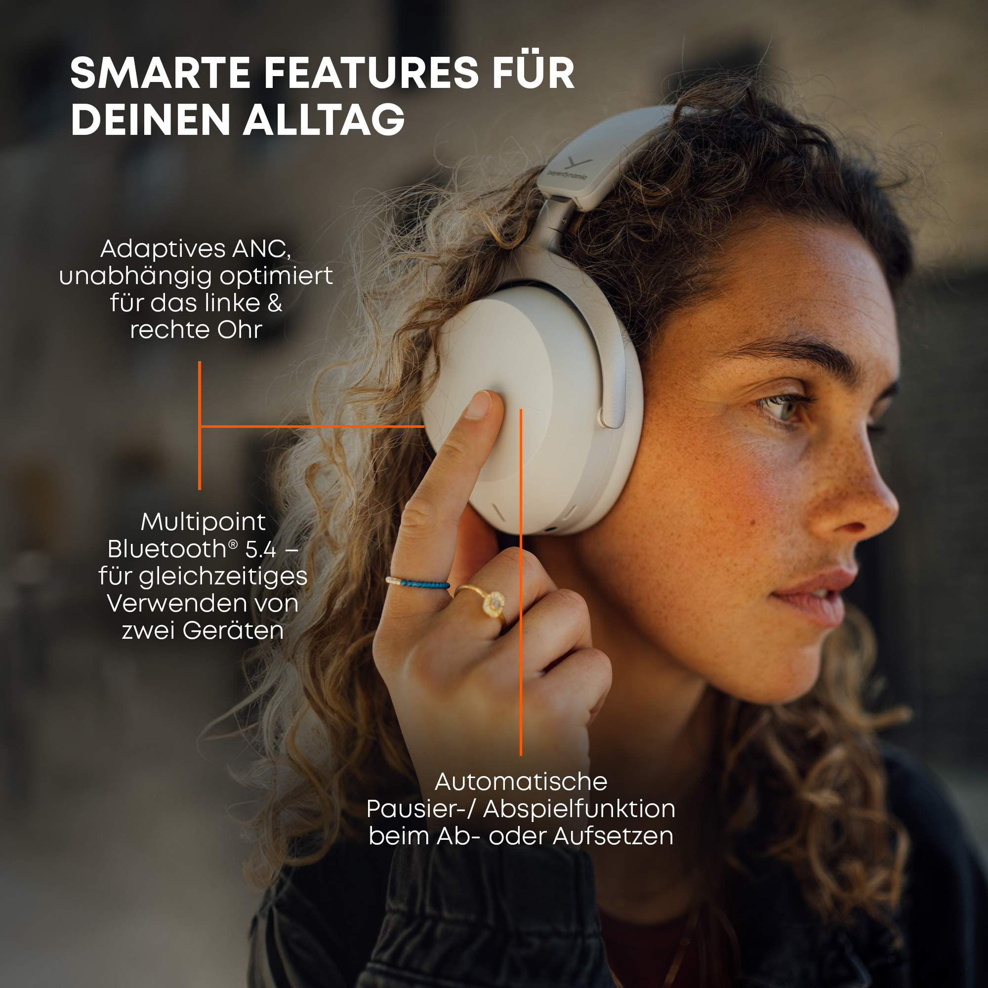 Frau mit Kopfhörern, zeigt Funktionen: ANC, Multipoint-Bluetooth, automatische Pause.