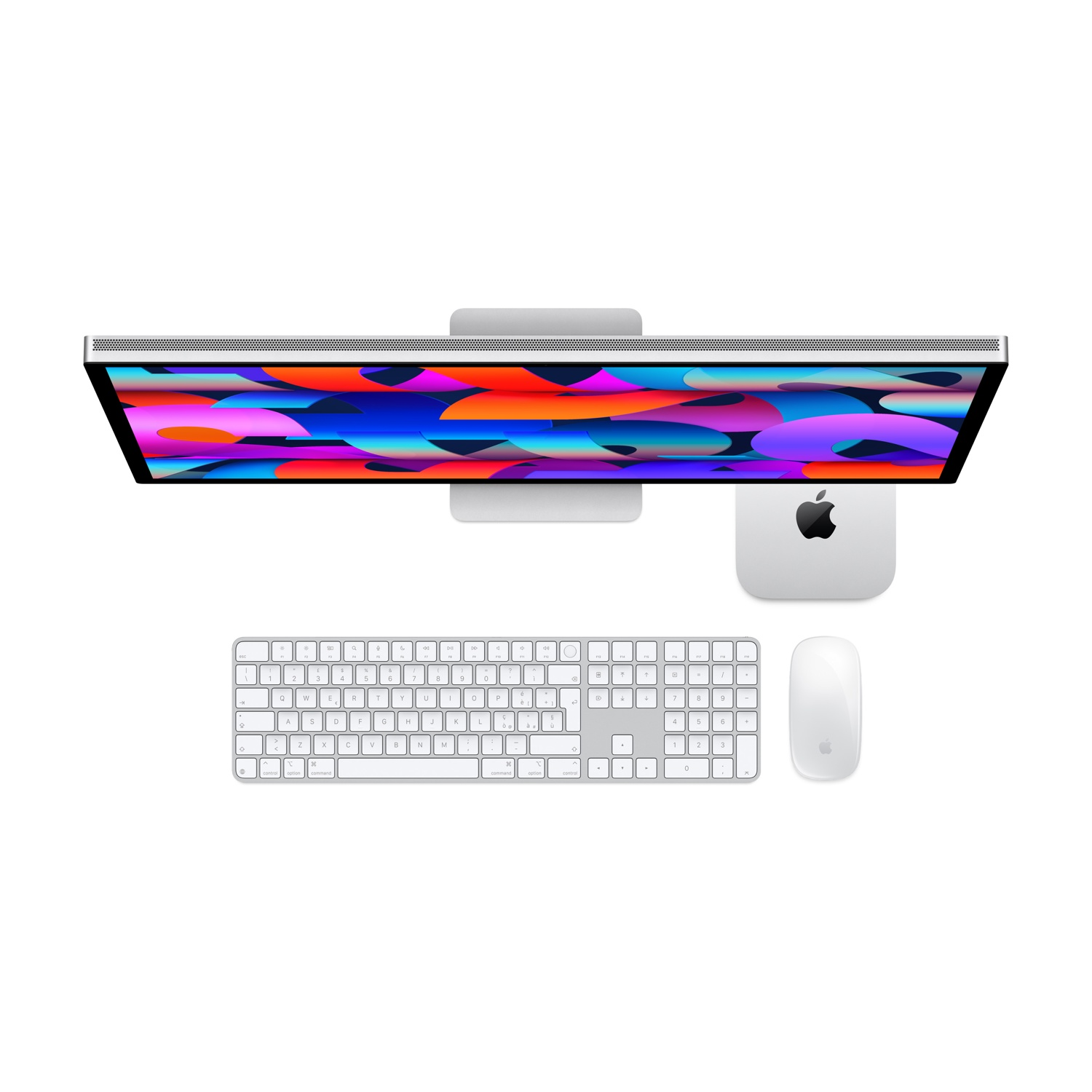 Vista dall'alto di un iMac Apple, tastiera e mouse, tutti su una superficie bianca.