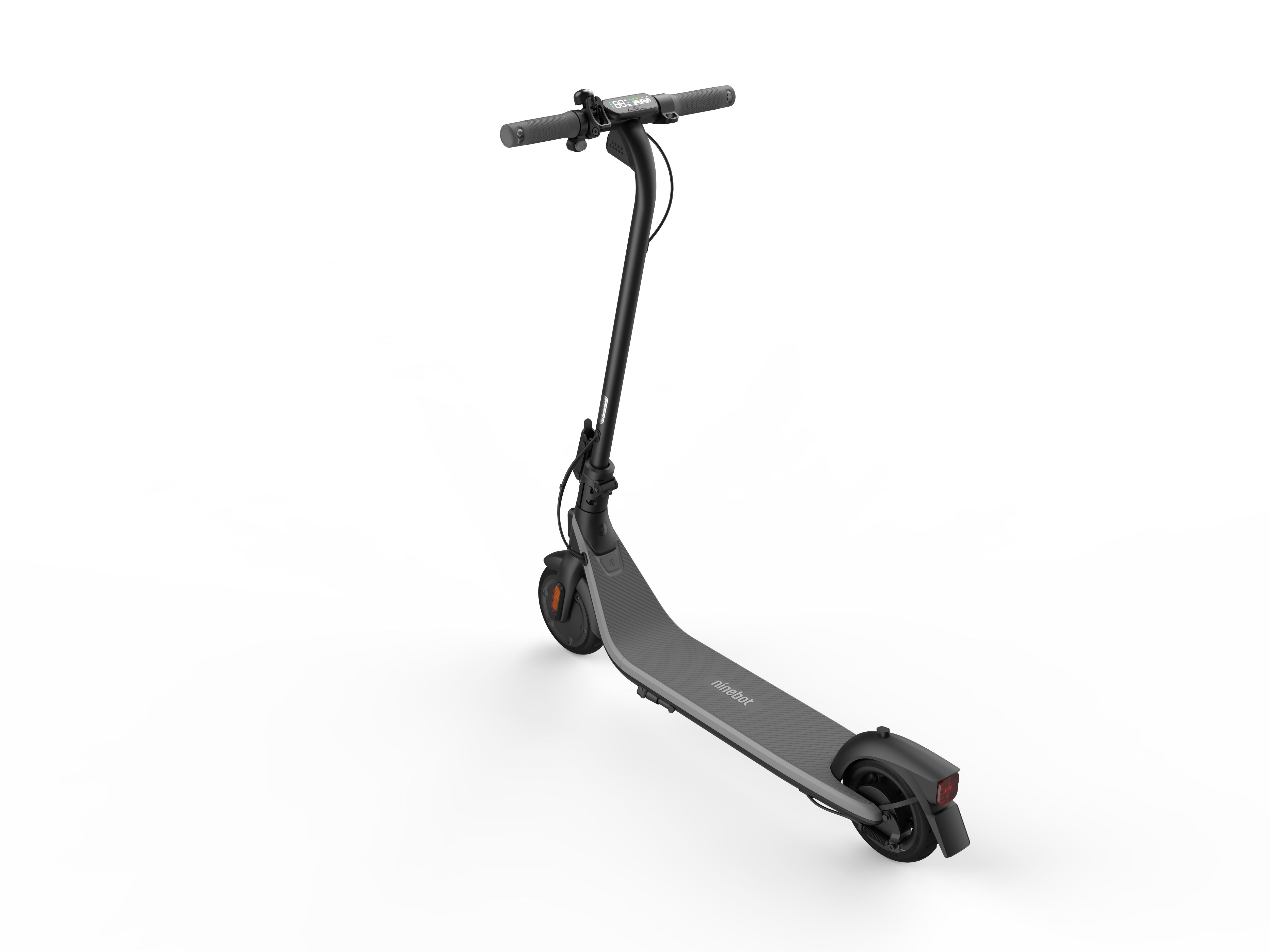 Czarno-szara hulajnoga elektryczna Ninebot. Jest ustawiona pod kątem na białej powierzchni. Widoczne logo Ninebot.