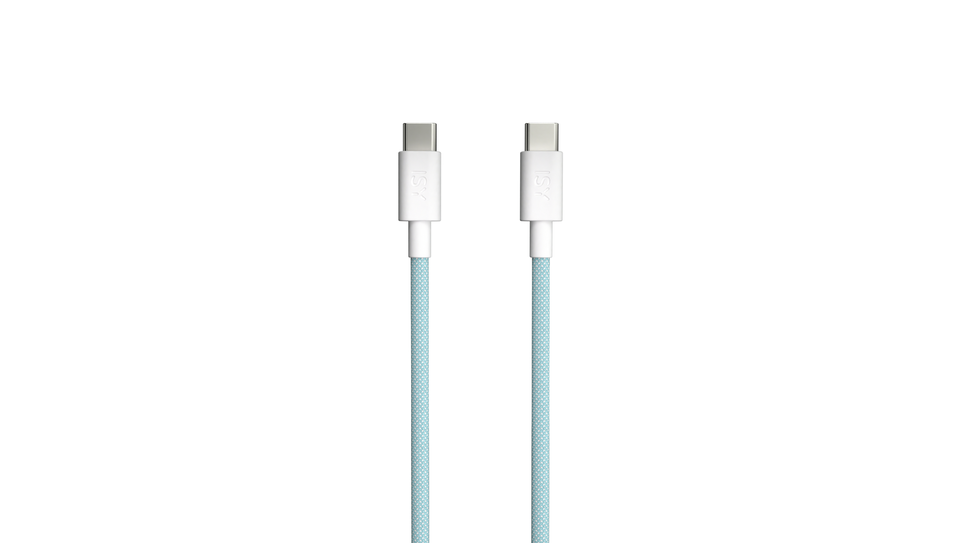 Zwei weiße USB-C-Kabel mit blau-weiß geflochtenen Kabeln liegen nebeneinander auf weißem Hintergrund.