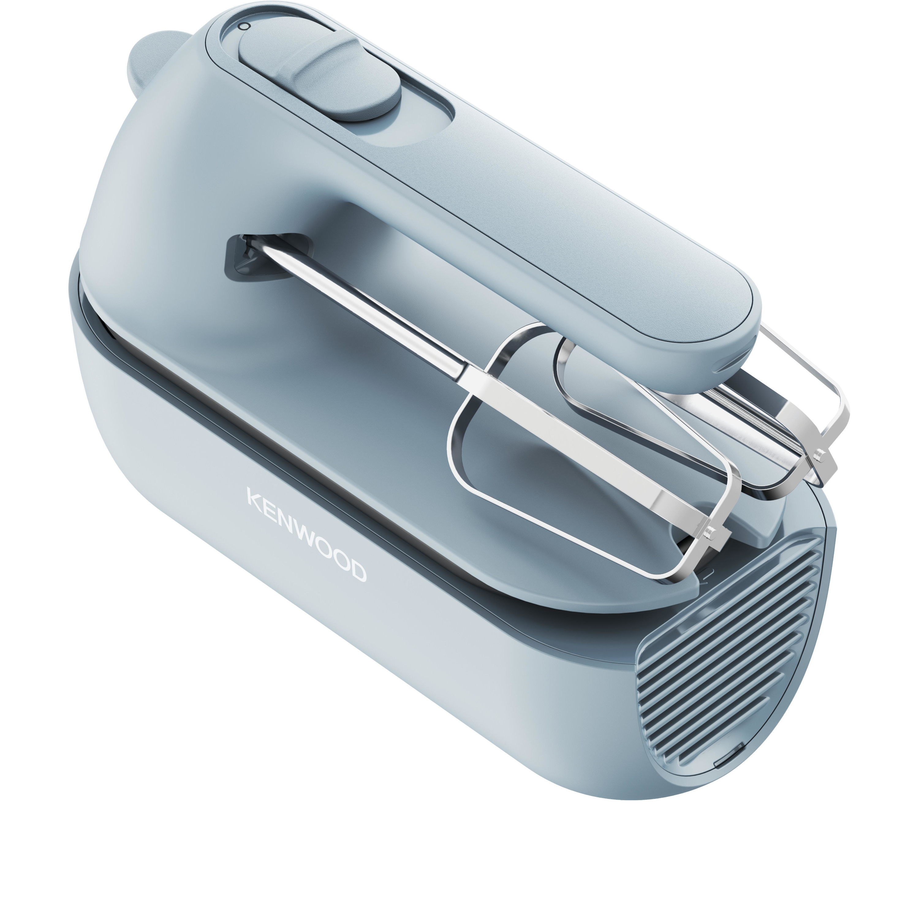 Mikser ręczny Kenwood, jasnoniebieski. Ma dwa srebrne mieszadła i podstawę.