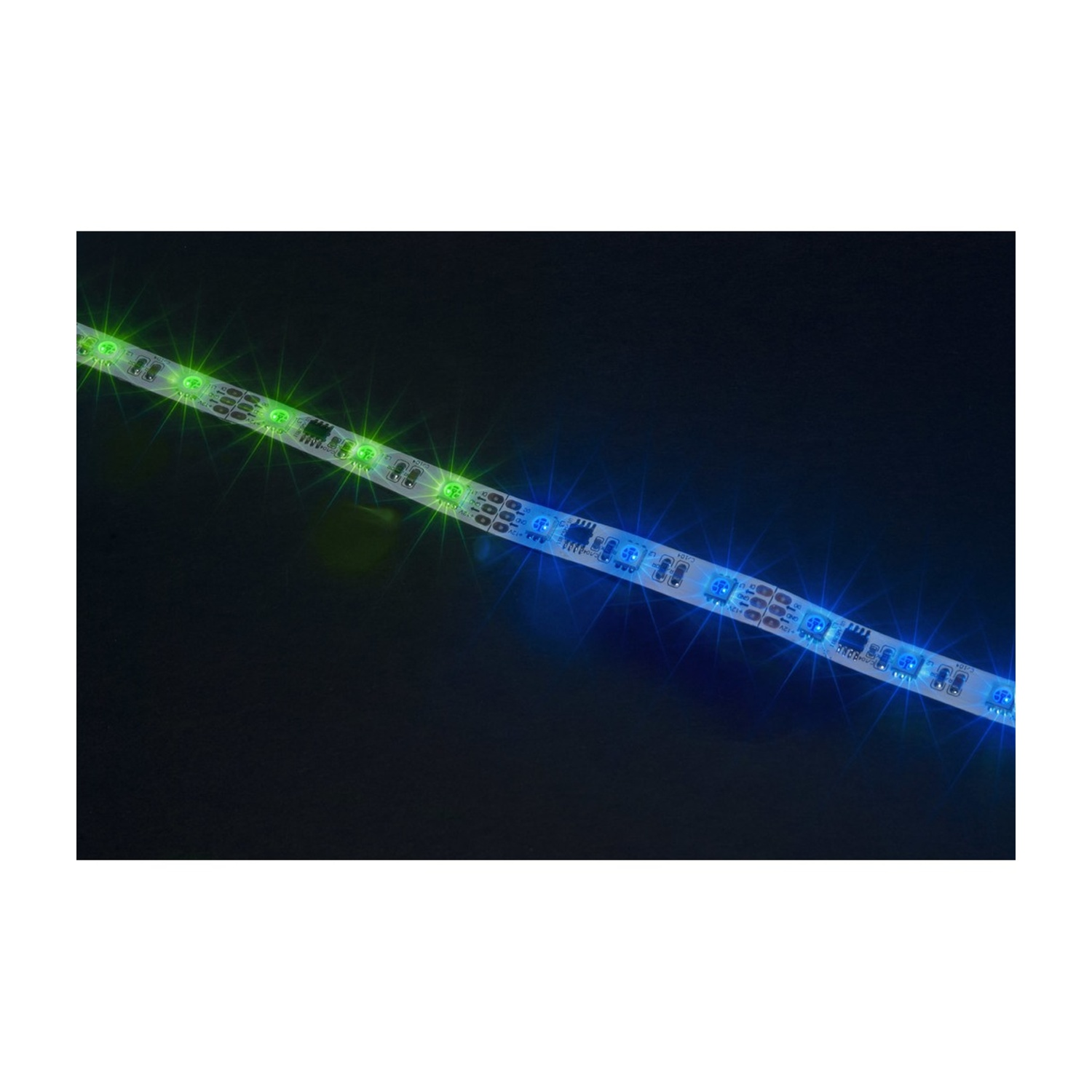 Striscia luminosa a LED con luci verdi e blu alternate su sfondo nero.